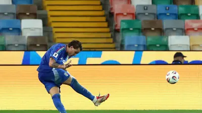 מתאו רטגי שחקן נבחרת איטליה כובש לרשת נבחרת ישראל. Marco Luzzani,GettyImages