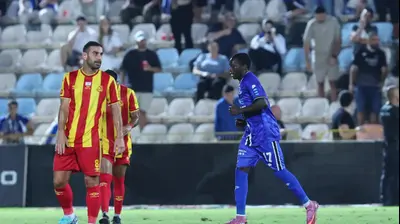 צ'יפיוקה סונגה שחקן הפועל פתח תקוה חוגג שער מול רועי גורדנה שחקן מ.ס. אשדוד. לירון מולדובן 