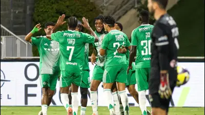 שחקני מכבי חיפה חוגגים. קובי אליהו