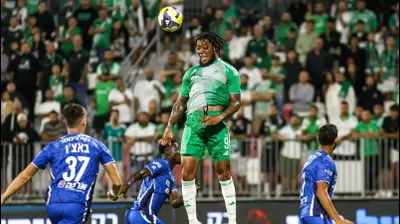 טריבנטה סטיוארט שחקן מכבי חיפה נוגח. קובי אליהו