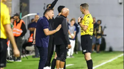 אוהד אסולין שופט כדורגל עם ברק בכר מאמן מכבי חיפה. קובי אליהו