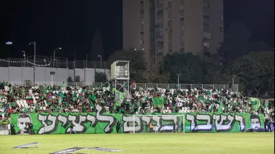 אוהדי מכבי חיפה בחימום. קובי אליהו