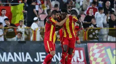 יוג'ין אנסה שחקן מ.ס. אשדוד חוגג שער עם רועי גורדנה. לירון מולדובן 