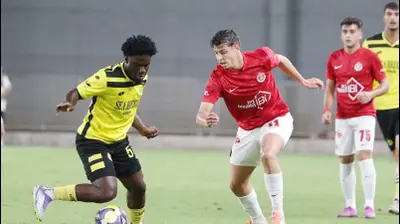 שחקן מכבי נתניה גונטי ג'וניור דיומנדה מול שחקן הפועל תל אביב סתיו טוריאל. דני מרון