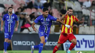 רועי גורדנה שחקן מ.ס. אשדוד מול יונתן כהן שחקן הפועל פתח תקוה. לירון מולדובן 