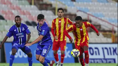 נועם מוצ'ה שחקן מ.ס. אשדוד מול רועי דוד שחקן הפועל פתח תקוה. לירון מולדובן 