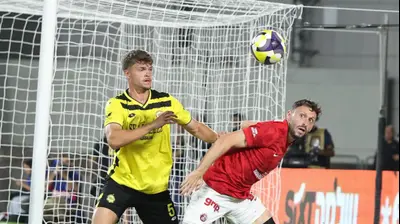 שחקן מכבי נתניה דניס קוליקוב מול שחקן הפועל תל אביב עומרי אלטמן. דני מרון