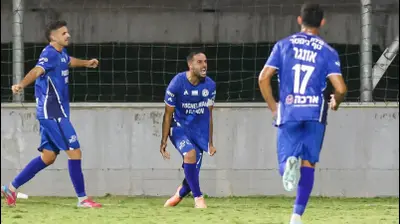 גיא חדידה שחקן עירוני טבריה חוגג שער. קובי אליהו