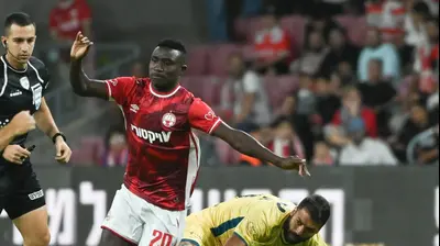 קינגס קאנגווה שחקן הפועל באר שבע לפני נאעל חוטבא שחקן מכבי בני ריינה. ברני ארדוב