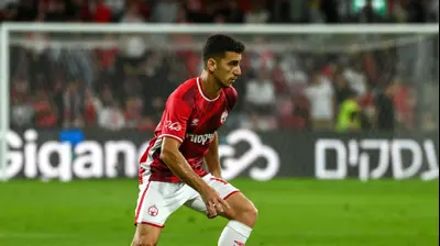 דן ביטון שחקן הפועל באר שבע. ברני ארדוב