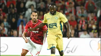 אווסו קוואבנה שחקן מכבי בני ריינה לפני אליאל פרץ שחקן הפועל באר שבע. ברני ארדוב