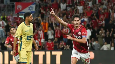 הלדר לופס שחקן הפועל באר שבע חוגג שער. ברני ארדוב