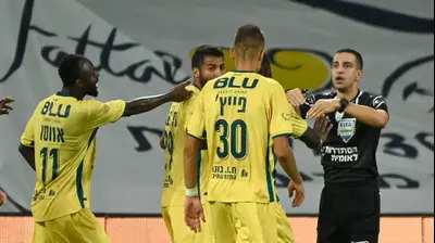 שחקני מכבי בני ריינה סביב השופט גל לוי. ברני ארדוב