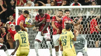 עמנואל בנדה שחקן מכבי בני ריינה בועט כדור חופשי מול הפועל באר שבע. ברני ארדוב