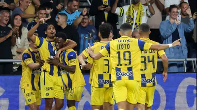 שחקני מכבי תל אביב חוגגים עם דור פרץ. דני מרון