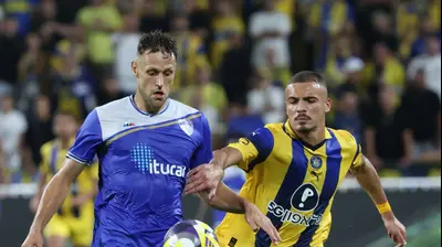 סייד אבו פרחי שחקן מכבי תל אביב מול נמניה ליוביסבלייביץ' שחקן עירוני קרית שמונה. דני מרון