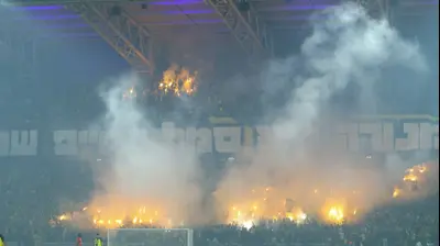 אבוקות ביציע אוהדי בית