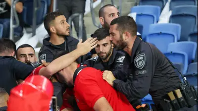 עימות ביציע בין שוטרים לאוהדי הפועל תל אביב. דני מרון
