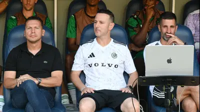 ברק בכר מאמן מכבי חיפה עם עוזריו גיא צרפתי, גיא ויזינגר. ברני ארדוב