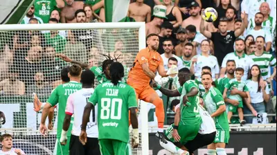 נדב זמיר שוער הפועל ירושלים מול עבדולאי סק שחקן מכבי חיפה. ברני ארדוב