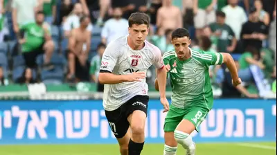 אוהד אלמגור שחקן הפועל ירושלים לפני דולב חזיזה שחקן מכבי חיפה. ברני ארדוב