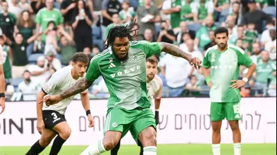 טריבנטה סטיוארט שחקן מכבי חיפה בועט פנדל. ברני ארדוב