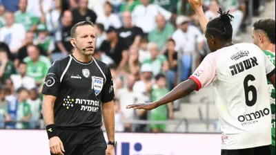 אוראל גרינפלד שופט כדורגל אחרי שריקה לפנדל נגד הפועל ירושלים. ברני ארדוב