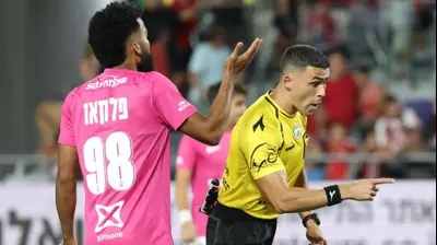 שניר לוי שופט כדורגל עם פלקאו שחקן הפועל תל אביב. דני מרון