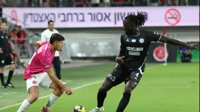 סמביניה שחקן עירוני טבריה מול סתיו טוריאל שחקן הפועל תל אביב. דני מרון