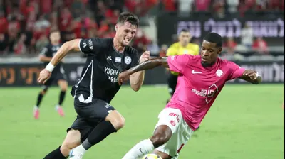 שאנדה סילבה שחקן הפועל תל אביב לפני אונדז'יי באצ'ו שחקן עירוני טבריה. דני מרון