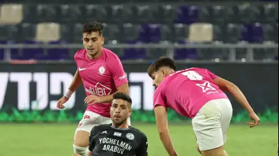 איתמר שבירו שחקן עירוני טבריה בין רן בנימין, לויזוס לויזו שחקני הפועל תל אביב. דני מרון