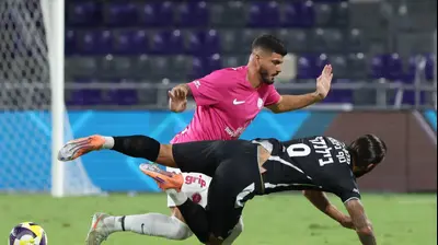 זיו מורגן שחקן הפועל תל אביב מול סטניסלב בילנקי שחקן עירוני טבריה. דני מרון