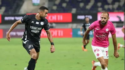 יזן נסאר שחקן הפועל תל אביב מול והיב חביבאללה שחקן עירוני טבריה. דני מרון