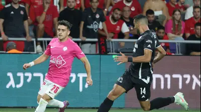 לויזוס לויזו שחקן הפועל תל אביב מול והיב חביבאללה שחקן עירוני טבריה. דני מרון