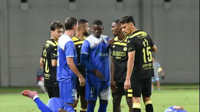 שחקני מכבי נתניה לצד שחקני עירוני קרית שמונה. ברני ארדוב