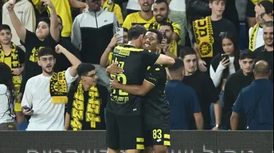 מתאוס דאבו חוגג עם רותם קלר, מכבי נתניה. ברני ארדוב