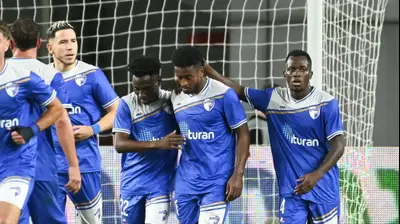 שחקני עירוני קרית שמונה חוגגים עם אביב אברהם. ברני ארדוב