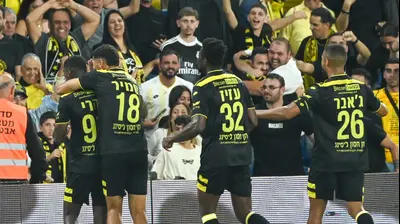 שחקני מכבי נתניה חוגגים עם הרי טבארש. ברני ארדוב