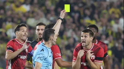 דוד פוקסמן, שופט כדורגל, שולף כרטיס צהוב לשחקן הפועל באר שבע, איגור זלאטנוביץ'. דני מרון