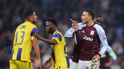 מורגן רוג'רס שחקן אסטון וילה בעימות עם רז שלמה שחקן מכבי תל אביב, איסוף סיסוקו מפריד. James Gill - Danehouse,GettyImages