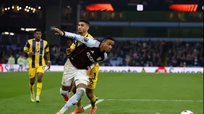 אזרי קונסה שחקן אסטון וילה לפני אלעד מדמון שחקן מכבי תל אביב. רויטרס