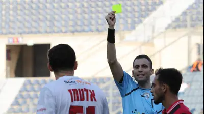 השופט יואב מזרחי שולף כרטיס צהוב לשחקן הפועל תל אביב, עומרי אלטמן. דני מרון