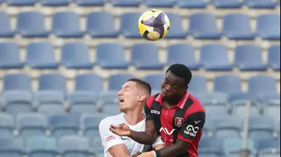 שחקן הפועל ירושלים, סדריק דון, מול שחקן הפועל תל אביב אנדריאן קרייב. דני מרון