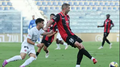 שחקן הפועל ירושלים, דויד דומג'וני, מול שחקן הפועל תל אביב, לויזוס לויזו. דני מרון