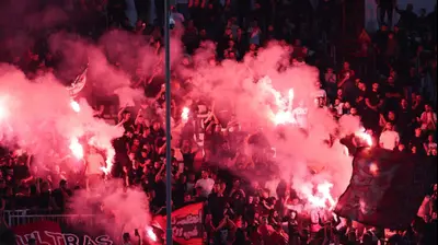 אבוקות ביציע אוהדי בני סכנין. מאור אלקסלסי