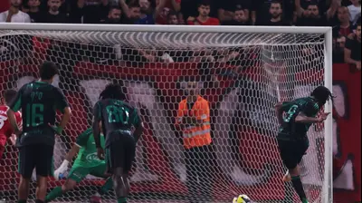 טריבנטה סטיוארט שחקן מכבי חיפה בועט פנדל. מאור אלקסלסי