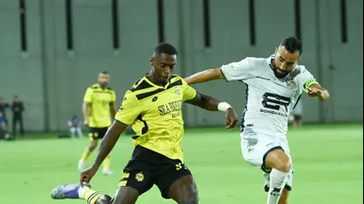 שחקן מכבי נתניה, הרי טבארש, מול שחקן בני ריינה, עבדאללה ג'אבר. ברני ארדוב