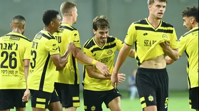 שחקני מכבי נתניה חוגגים עם עוז בילו. ברני ארדוב