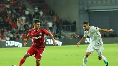 אמיר גנאח שחקן הפועל באר שבע לפני רועי גורדנה שחקן מ.ס. אשדוד. אודי ציטיאט