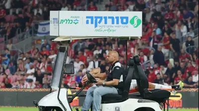 טום בן זקן שחקן מ.ס. אשדוד מפונה לאחר שנפצע. אודי ציטיאט